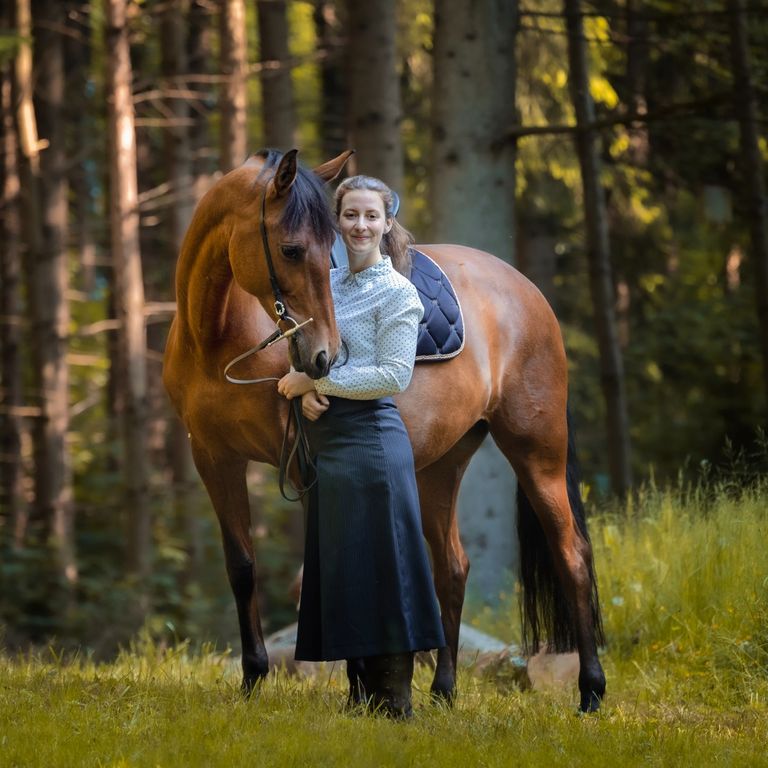 Portrait Carola Eichhorn mit Pferd